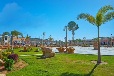 Sharm El Sheikh, Mısır-26 Aralık 2017: Aralık 26, Sharm El Sheikh yerel pazar (al Çarşısı), ziyaret ettikten sonra çok güzel bahçe Al sahabe Meydanı'nda dinlenmek güzel.