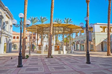 Güzel gölgeli pavilion Avrupa tarzı, Sharm El Sheikh, Sinai, Mısır tasarlanmış küçük Meydanı alışveriş Mahallesi.