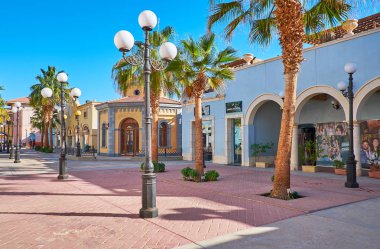 Sharm El Sheikh, Mısır-26 Aralık 2017: Eski moda sokak üzerinde Aralık 26, Sharm El Sheikh alışveriş caddesi, tarz Avrupa süslemeleri.