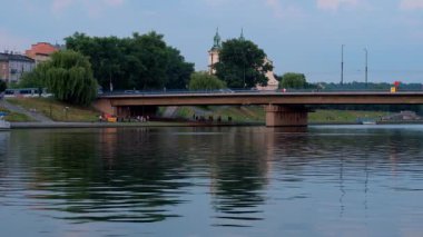 Görünümü Grunwald üzerinde köprü Vistula Nehri hızlı sürme tramvaylar ve çan ile arasında kuleleri St Michael Archangel kilisenin üzerinde Skalka, arka plan, Krakow, Polonya gördün.