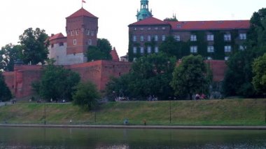 Yeşil Wawel Hill sur ve binalar kale ve ejderha Vistula Nehri, Krakow, Polonya (Smok Wawelski) heykeli.