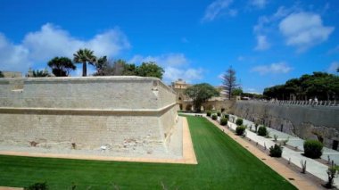 Büyük St Peter's Mdina Kalesi kale, yeşil çim tarafından çevrili ve yerel Park, Malta tarihi hendek uzanan çalılar kesildikten.