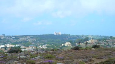  Buskett bahçeleri çokluk ufukta Guastalla, Malta Verdala Sarayı ile Wied Il-Luq Vadisi'nde büyüyen ormanlık, sclerophyllous garrigue ve maquis fundalıklar ile.