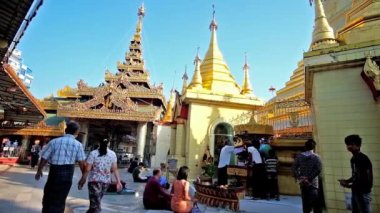 Yangon, Myanmar - 17 Şubat 2018: Sabah dua Sule Pagoda çok sayıda altın türbelerin ve görüntü evleri, üzerinde 17 Şubat olarak Yangon üzerinde çok sayıda kulları.