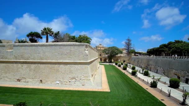 Enorme Bastión San Pedro Fortaleza Mdina Rodeado Césped Verde Arbustos — Vídeo de stock