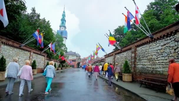 斯托霍瓦 2018年6月12日 游人步行 Podjasnogorska 街道到亚斯纳 马蒂奇戈拉修道院的 Totus Tuus 在6月12日在斯托霍瓦 — 图库视频影像