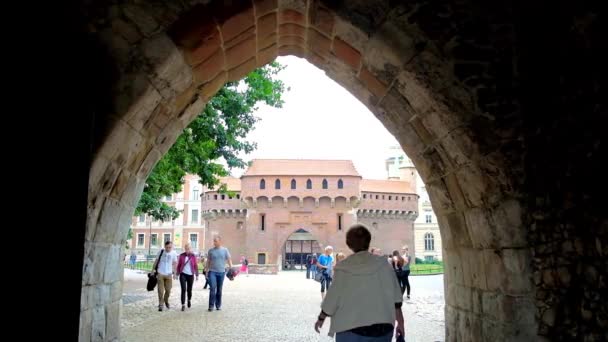 Krakow Polen Juni 2018 Fotgängare Promenad Genom Bågen Florian Gate — Stockvideo