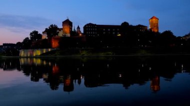 Twilights Ortaçağ bastırılmış üzerinde Wawel Kalesi, Vistula Nehri, Krakow, Polonya saf yüzeyinde yansıtan ışıklı.