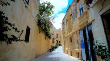 Rabat, Malta - 16 Haziran 2018: Dar bükülmüş backstreet eski iskan merkezleri, küçük mağazalar ve kafeler ile kaplı olduğu, 16 Haziran'da Rabat duvar çitler, çiçek açan bitkiler yükselişi.