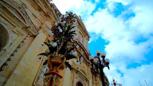 ラバトの ポールの教区の教会の上の雲を高速移動 風光明媚な花輪と市祭り マルタにランプで飾られて — ストック動画