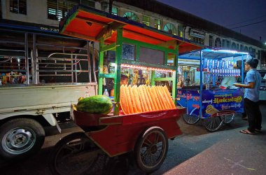 Yangon, Myanmar - 27 Şubat 2018: Sokak gıda sepeti Gyar Tawya sokak pazarında Şubat 27 Yangon, karpuz, serinletici ışıklı dilimleri ile.