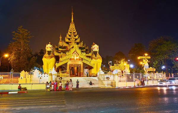 Yangon Myanmar Helmikuu 2018 Iltaliikenne Shwedagon Pagodan Luonnonkauniilla Eteläportilla Jossa — kuvapankkivalokuva