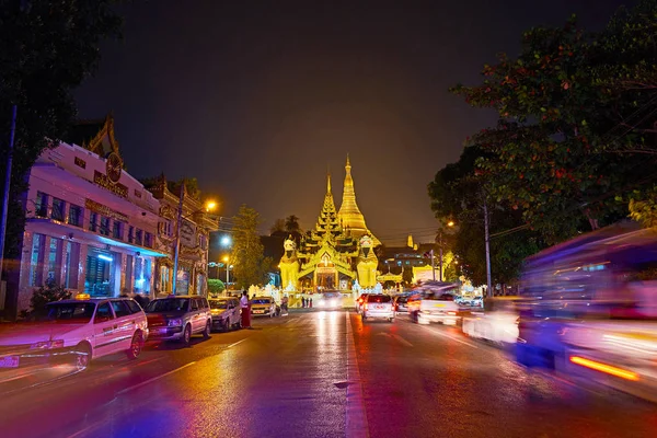 Yangon Myanmar Februari 2018 Kvällen Trafiken Shwedagon Pagoda Road Med — Stockfoto