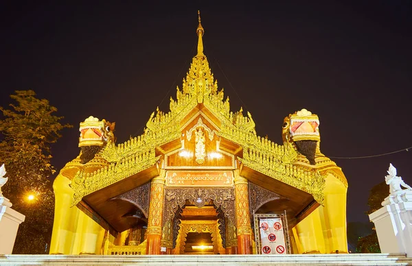 Kwiecisty South Gate Shwedagon Zedi Daw Figurami Leogryphs Chinthe Krata — Zdjęcie stockowe