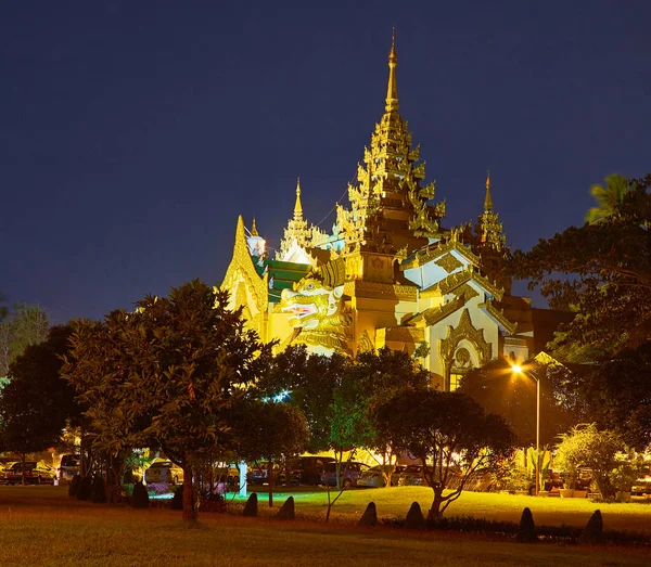 Вечір Theingottara Парк Приховує Яскраво Освітлених Захід Ворота Shwedagon Zedi — стокове фото