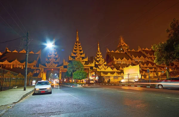 Amplia Carretera Atraviesa Histórica Galería Este Shwedagon Zedi Daw Con — Foto de Stock