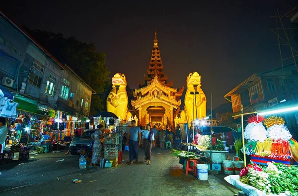 Yangon Mianmar Fevereiro 2018 Mercado Noturno Portão Oriental Shwedagon Pagoda — Fotografia de Stock