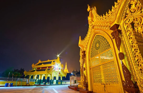 Visa Mahavijaya Pagoda Intrikata Ingången Gate Och Toppen Shwedagon Zedi — Stockfoto