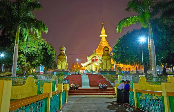 Yangon Myanmar Februari 2018 Kvällspromenad Maha Wizaya Mahavijaya Pagoda Med — Stockfoto