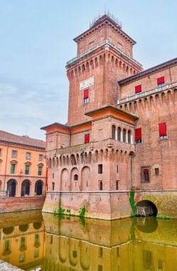 Castello Estense büyük köşe kule Ferrara şehir, İtalya kazdık hendeğe ile çevrili