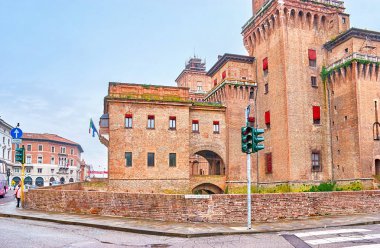 Ferrara, İtalya - 30 Nisan 2013: Büyük Castello Estense üstünde Nisan 30 Ferrara, ortaçağ döneminde bölge kuralları este, Aile konutu olduğunu