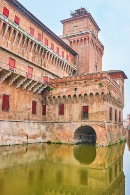 Zaptedilemez Castello Estense geniş ile çevrili kazdık hendek ve ek yüksek kuleleri ve ravelins, Ferrara, İtalya