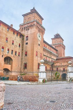 Ferrara, İtalya Ortaçağ şehrin merkezinde yer alan başlıca turistik cazibe Castello Estense olduğunu