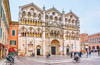 Ferrara, İtalya - 30 Nisan 2013: Ferrara Romanesk tarzında inşa katedral güzel Kuzey cephe süsleme üstünde Nisan 30 Ferrara, kentin sembolü olduğunu