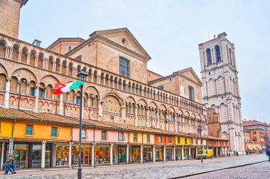 Ferrara, İtalya - 30 Nisan 2013: Güney cephe süsleme Ferrara Katedrali ile zemin katta ve yukarıda, loggias üstünde Nisan 30 Ferrara, stok