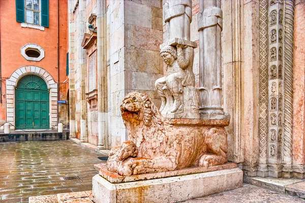 페라라 대성당의 정면의 장식와 아틀라스 이탈리아에서 사자에 앉아의 조각된 대리석 — 스톡 사진