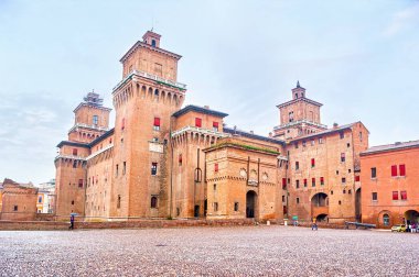 Güzel ortaçağ Castello Estense yüksek kuleli Ferrara şehir ortasında, İtalya