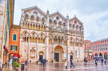 Ferrara, İtalya - 30 Nisan 2013: Ferara Doumo en güzel cephe süsleme diğer kiliseler arasında ile mermer dekorasyon, üstünde Nisan 30 Ferrara, oyulmuş vardır
