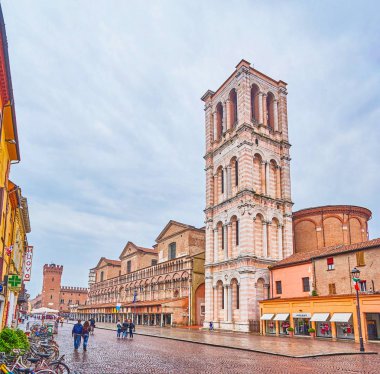 Ferrara, İtalya - 30 Nisan 2013: Ortaçağ Via Trento e Trieste üstünde Nisan 30 Ferrara, güzel ortaçağ binaları mimari stilleri, çeşitli sahiptir