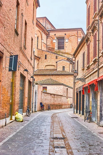Wąska Ulica Leży Między Gęste Obudowa Średniowiecznego Miasta Ferrara Włochy — Zdjęcie stockowe