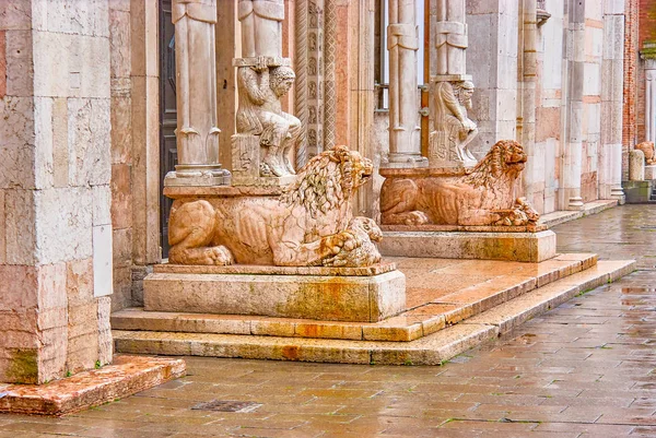 Sculpturen Van Lions Met Atlassen Gemaakt Van Verschillende Kleuren Marmer — Stockfoto