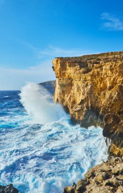 Kireçtaşı uçurumun eski Azure pencere alanında (Dwejra pencere), deniz arch için popüler, konum, güçlü dalgalar kazasında fırtınada, Gozo Adası, Malta çöktü.