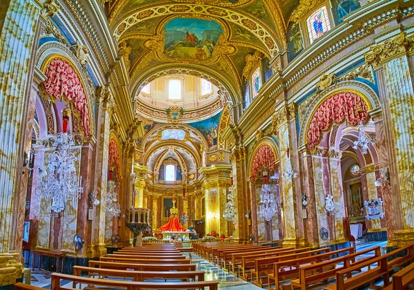 纳杜伊尔 马耳他 2018年6月15日 圣彼得和保罗大教堂的壮丽祈祷厅与石柱和华丽的玻璃吊灯 在6月15日在纳杜伊尔 — 图库照片