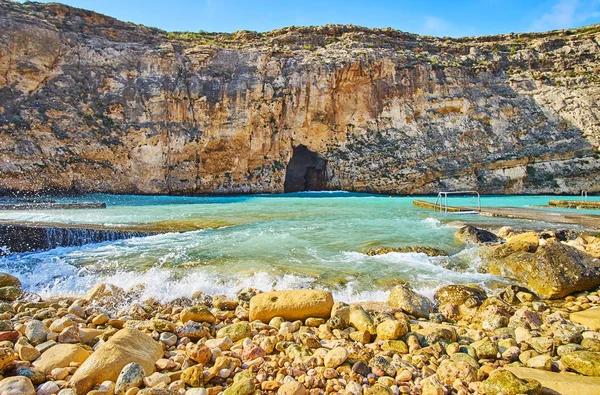 Dwejra Inland Sea Tall Cliffs Rocky Shores Tiny Beach Blu — Stock Photo, Image