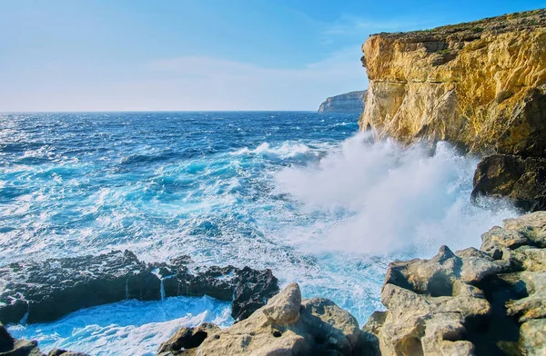 Die Starken Mediterranen Schäumenden Wellen Schlagen Gegen Den Massiven Felsen — Stockfoto