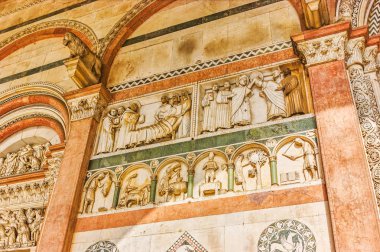 Güzel dekorasyon ve heykeller duvardaki portikosunun Lucca Doumo, İtalya