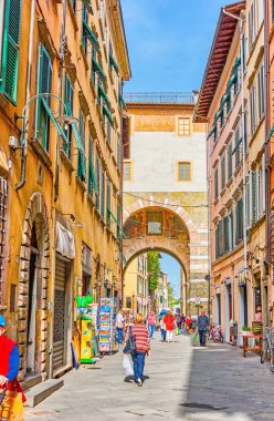 Lucca, İtalya - 30 Nisan 2013: popüler turistik üstünde Nisan 30 Lucca'da sokak Via Santa Croce üstünde onun son geri yüklenen Ortaçağ Porta San Gervasio Gates ile alışveriş