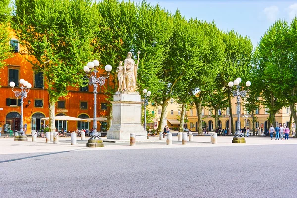 Lucca Talya Nisan 2013 Doğal Piazza Napoleone Çevrili Yemyeşil Ağaçları — Stok fotoğraf