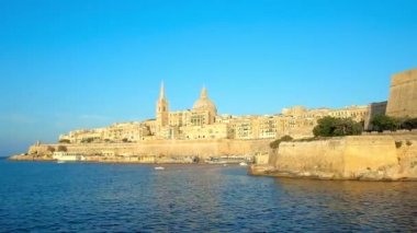 Yat gezisi boyunca Valletta Ortaçağ şehir duvarları doğal çan kulesi St Paul's Anglikan yanlısı Katedrali manzaralı ve kubbe Carmelite Kilisesi, Malta, zevk.