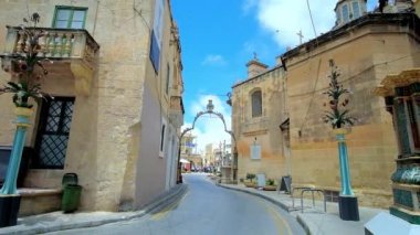 Rabat, Malta - 16 Haziran 2018: Üniversite sreet St. Paulus Kilisesi ve Wignacourt Müzesi, 16 Haziran'da Rabat yan duvarında bir manzaralı çelenk ile şenlikli fenerler.