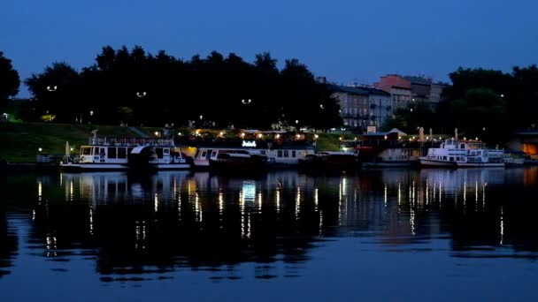 傍晚沿着维斯瓦河河漫步 欣赏漂浮的餐厅和旅游游船 停泊在河岸 Czerwienski 克拉科夫 — 图库视频影像