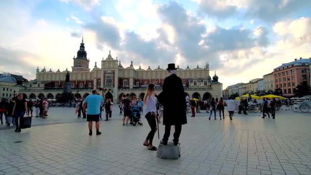 克拉科夫 2018年6月12日 哑剧艺术家在主集市广场上表演 在他身后的布厅 Sukiennice 手工艺品市场上 在6月12日在克拉科夫 — 图库视频影像
