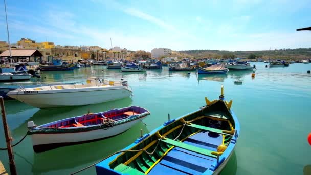 Marsaxlokk Malta Июня 2018 Года Рыбацкие Лодки Гавани Залива Марсашлокк — стоковое видео