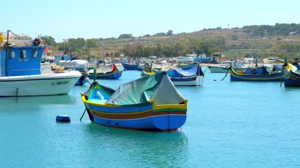 Marsaxlokk Malta Czerwca 2018 Łódź Luzzu Drewniane Kolorowe Skały Fale — Wideo stockowe