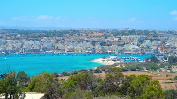 Panorama Marsaxlokk Bay Och Fiskeby Från Backen Delimara Halvön Ockuperade — Stockvideo