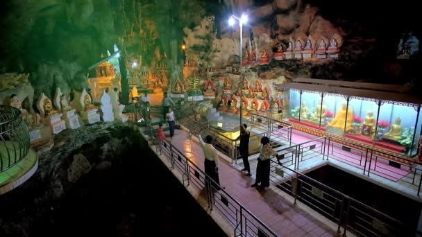 Pindaya Myanmar February 2018 Pindaya Cave Hall Pond Narrow Bridge — Stock Video